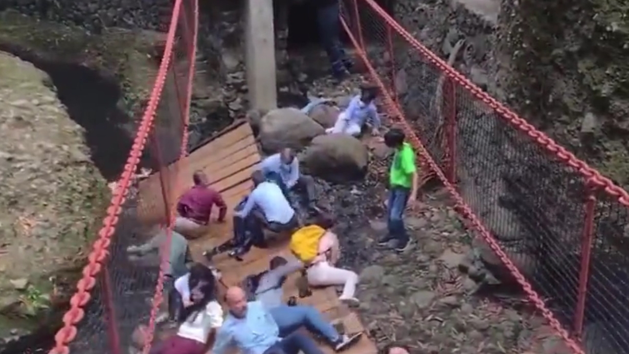 Colapsa puente colgante con funcionarios municipales en Cuernavaca, Morelos: VIDEO