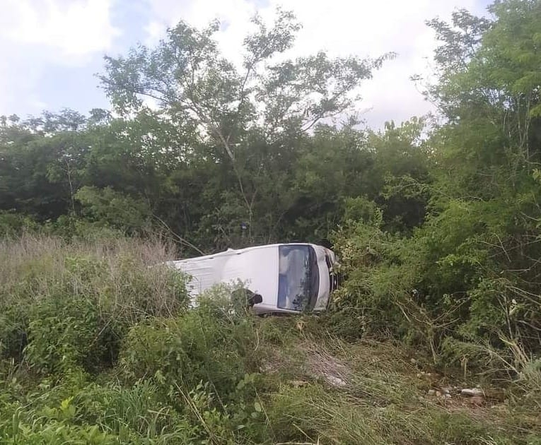 Vuelca camioneta en la carretera Mérida-Peto tras estallar un neumático