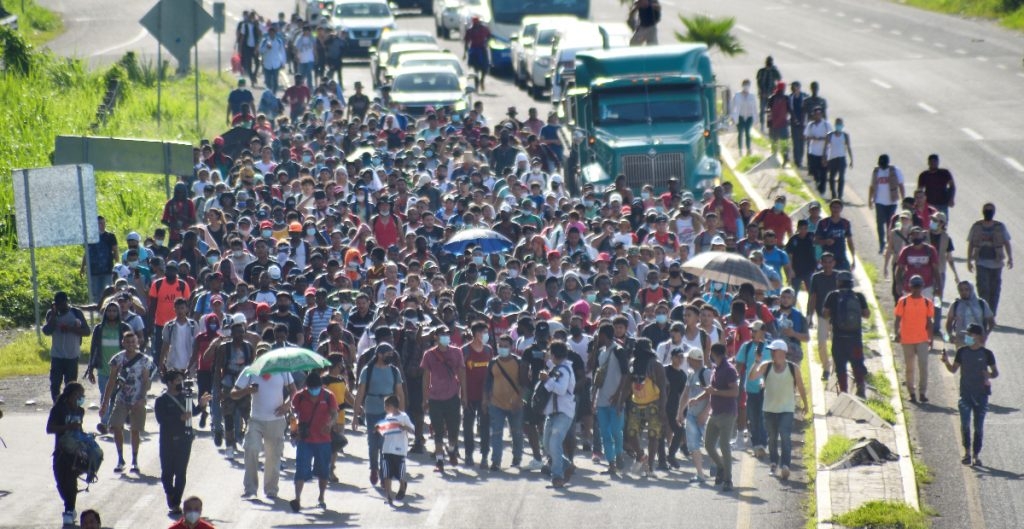 Camión de carga con 40 migrantes centroamericanos vuelca en San Cristóbal de las Casas
