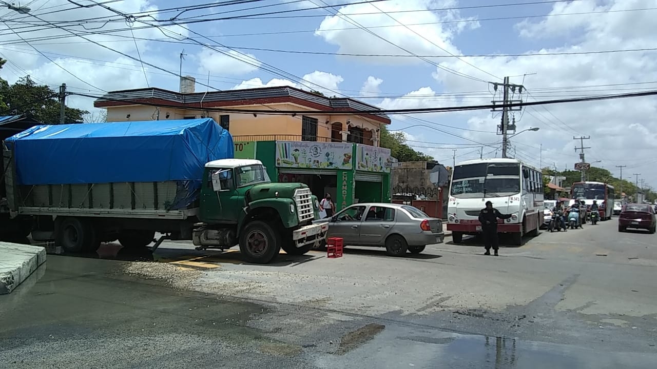 Camión de carga causa caos vial en la colonia San José Tecoh de Mérida