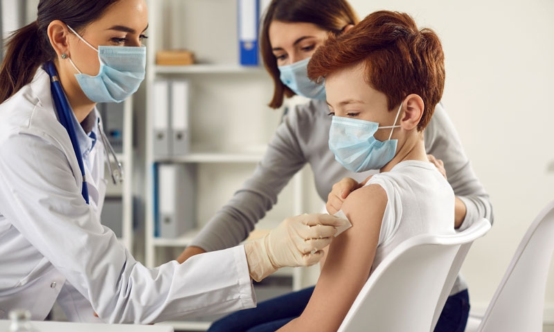 EU anuncia plan de vacunación contra COVID-19 para bebés y niños