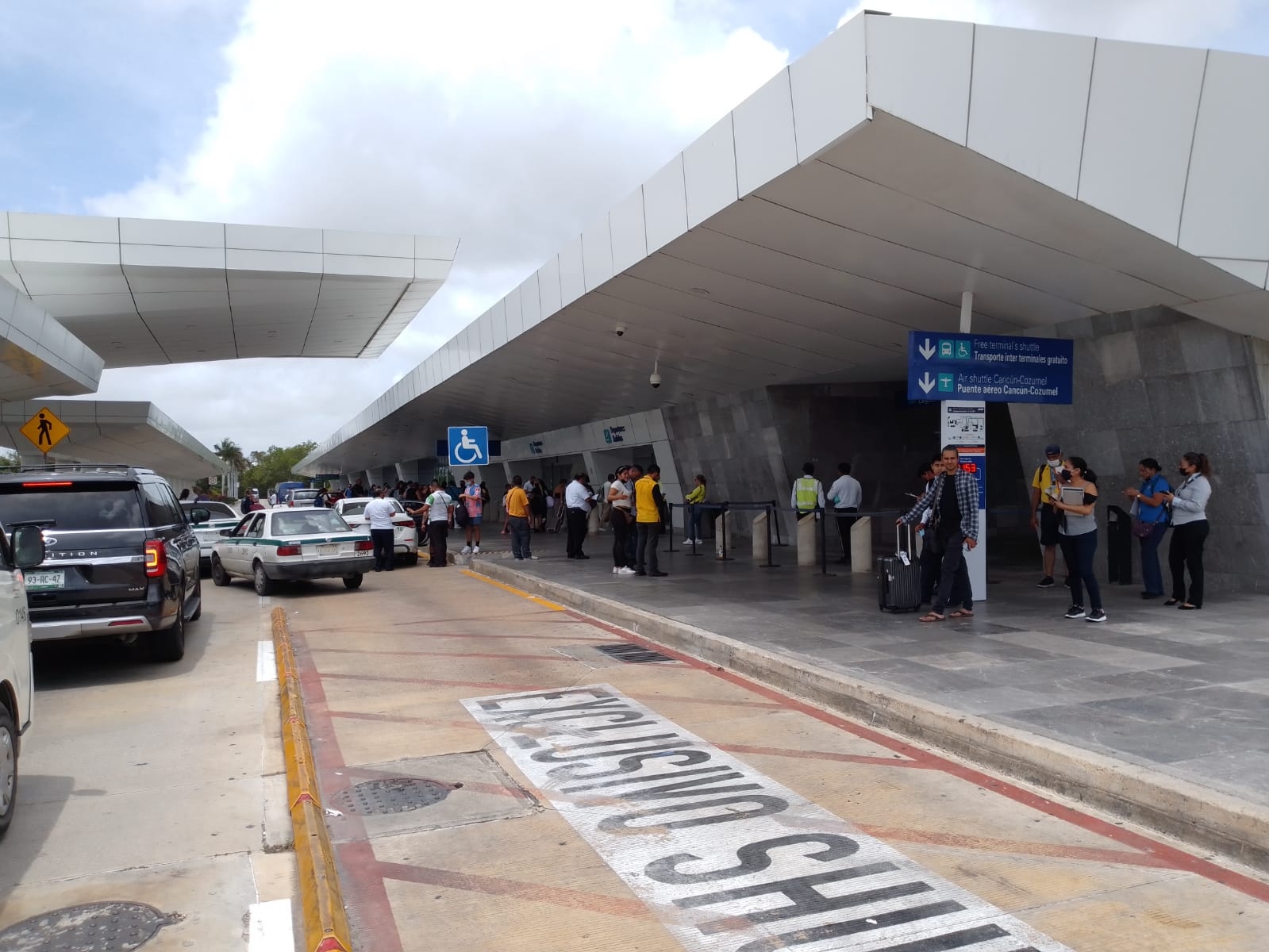 El Aeropuerto Internacional de Cancún indicó que el uso de cubrebocas es obligatorio dentro de sus cuatro terminales aéreas