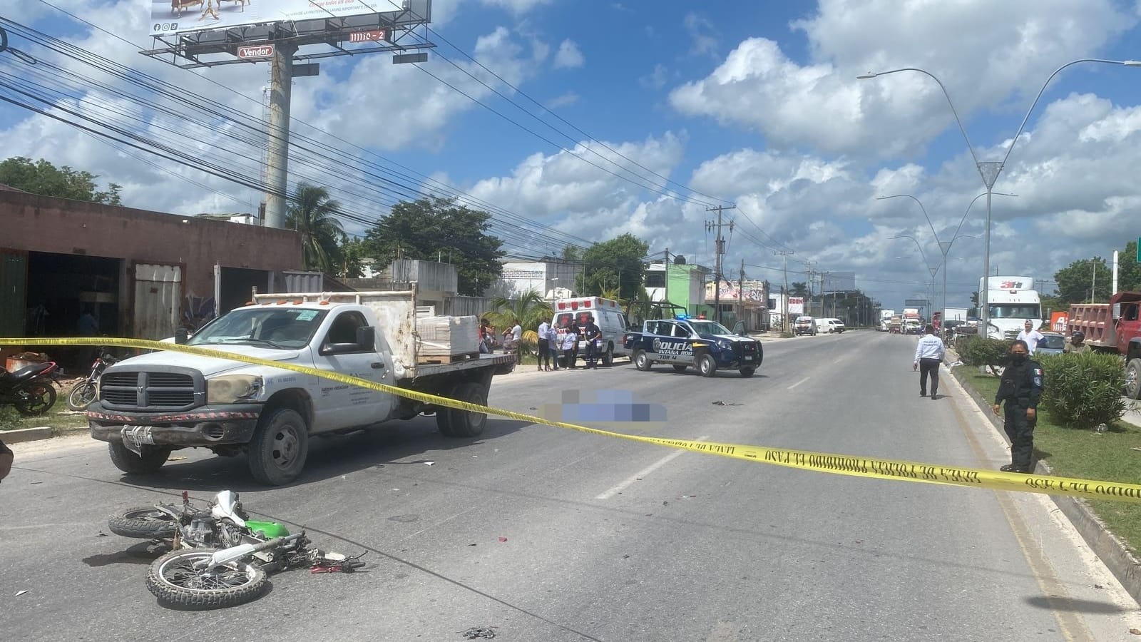 Cancún: Choque entre un motociclista y una camioneta deja una persona muerta