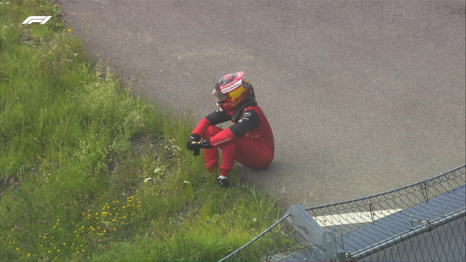 Carlos Sainz quedó sentado a la orilla de la pista, desilusionado de lo ocurrido