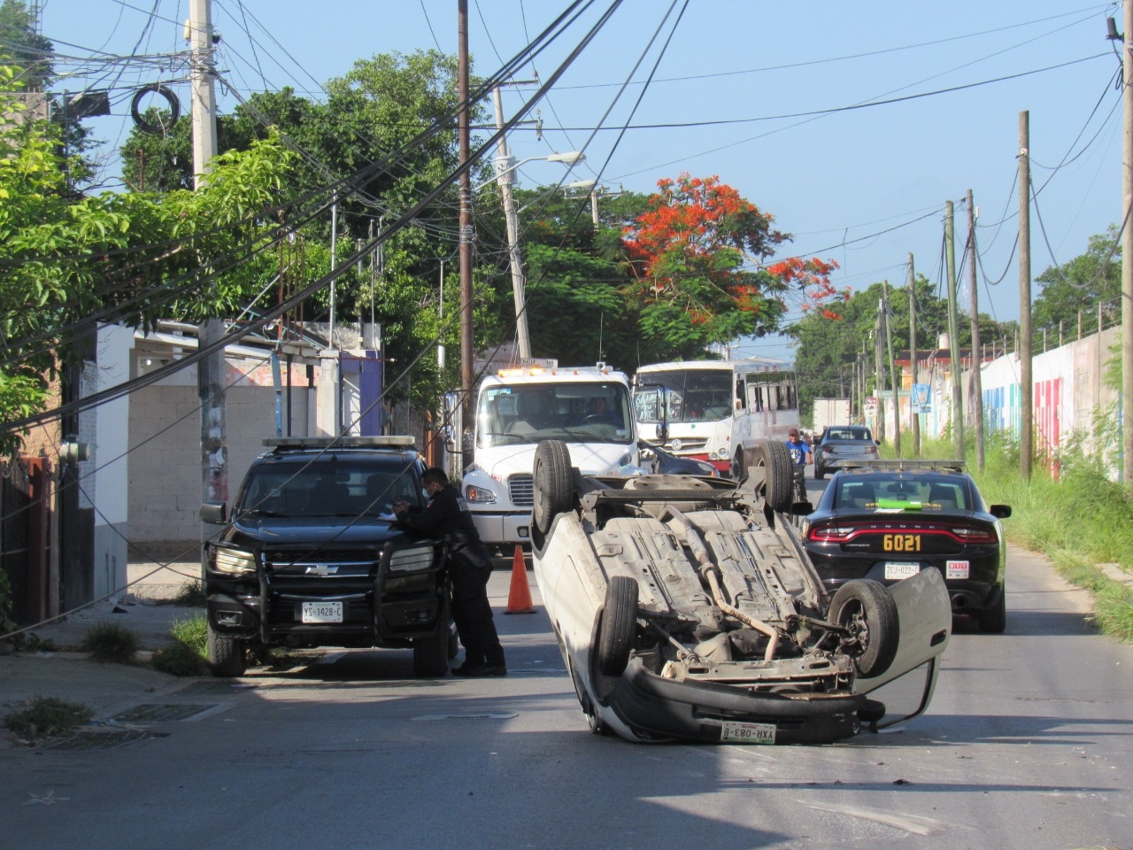 Conductor vuelca tras chocar con un poste de Telmex en una colonia de Mérida