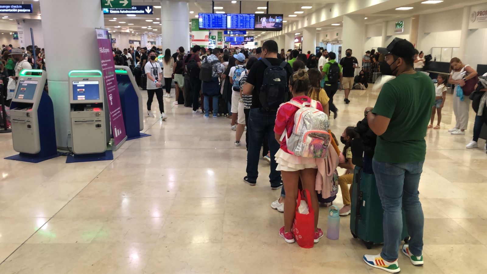 Turistas nacionales y extranjeros llegan y salen del aeropuerto de Cancún