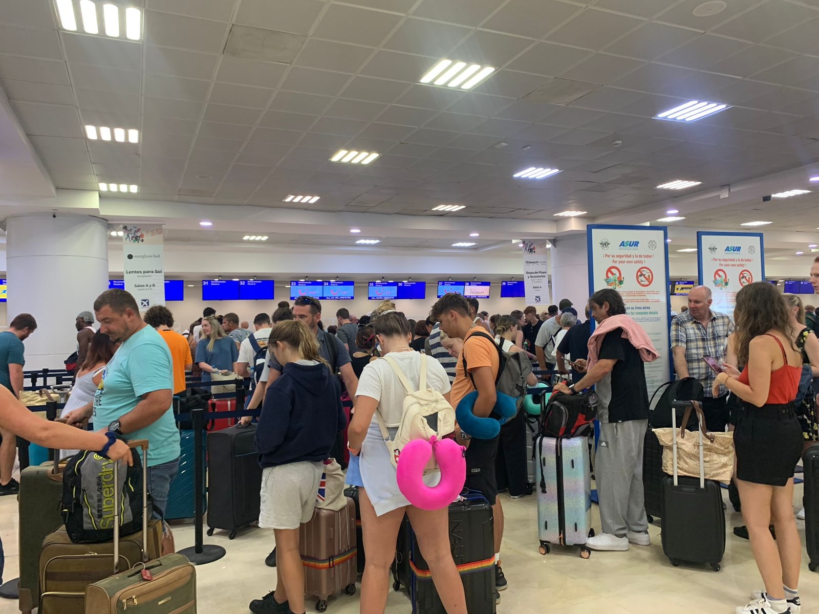 Por la falta de personal, se hizo una larga fila en el módulo de TUI Fly Belgium en el Aeropuerto Internacional de Cancún