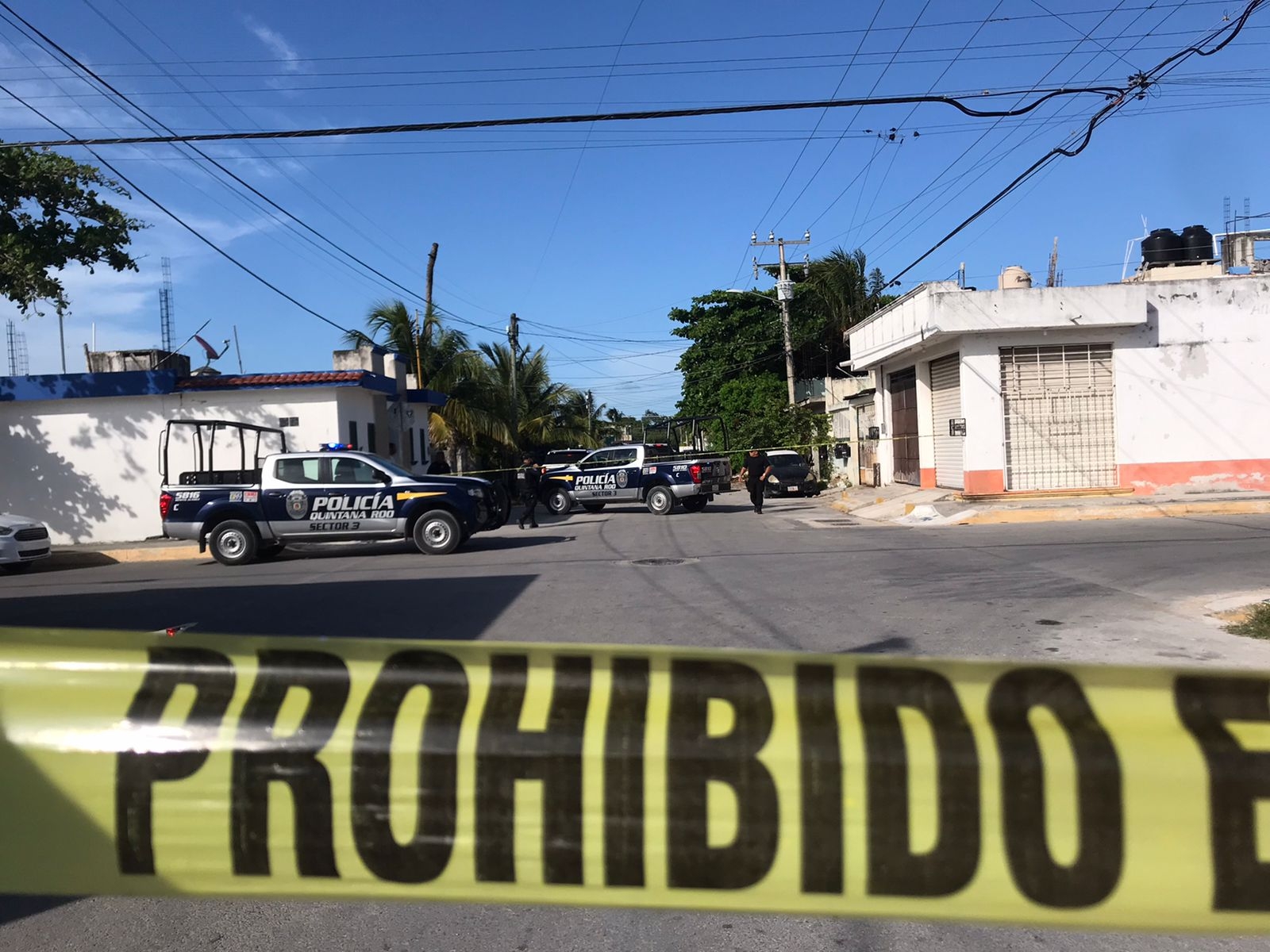 Las patrullas policiacas bloquearon la calle que da a la vivienda de la mujer asesinada a balazos mientras estaba con su hijo en la Región 227 de Cancún