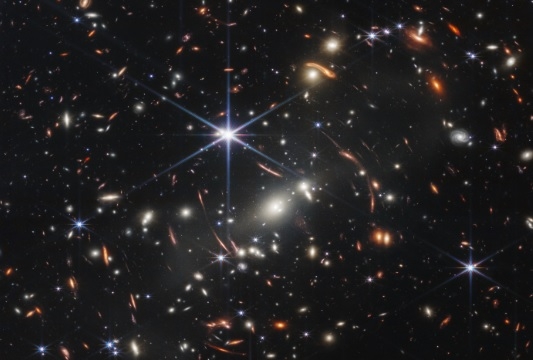 NASA revela "una pequeña porción del universo" con la primera imagen del telescopio Webb
