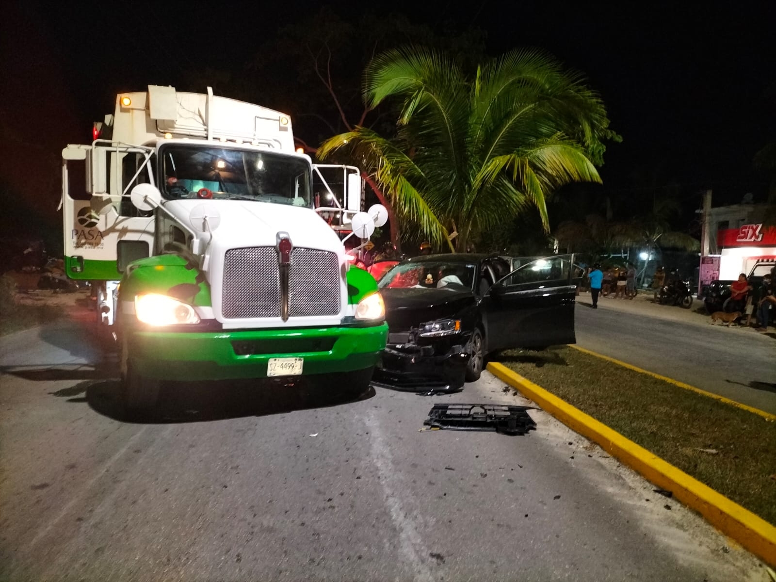 Vehículo se estampa contra un camión de basura en Cozumel