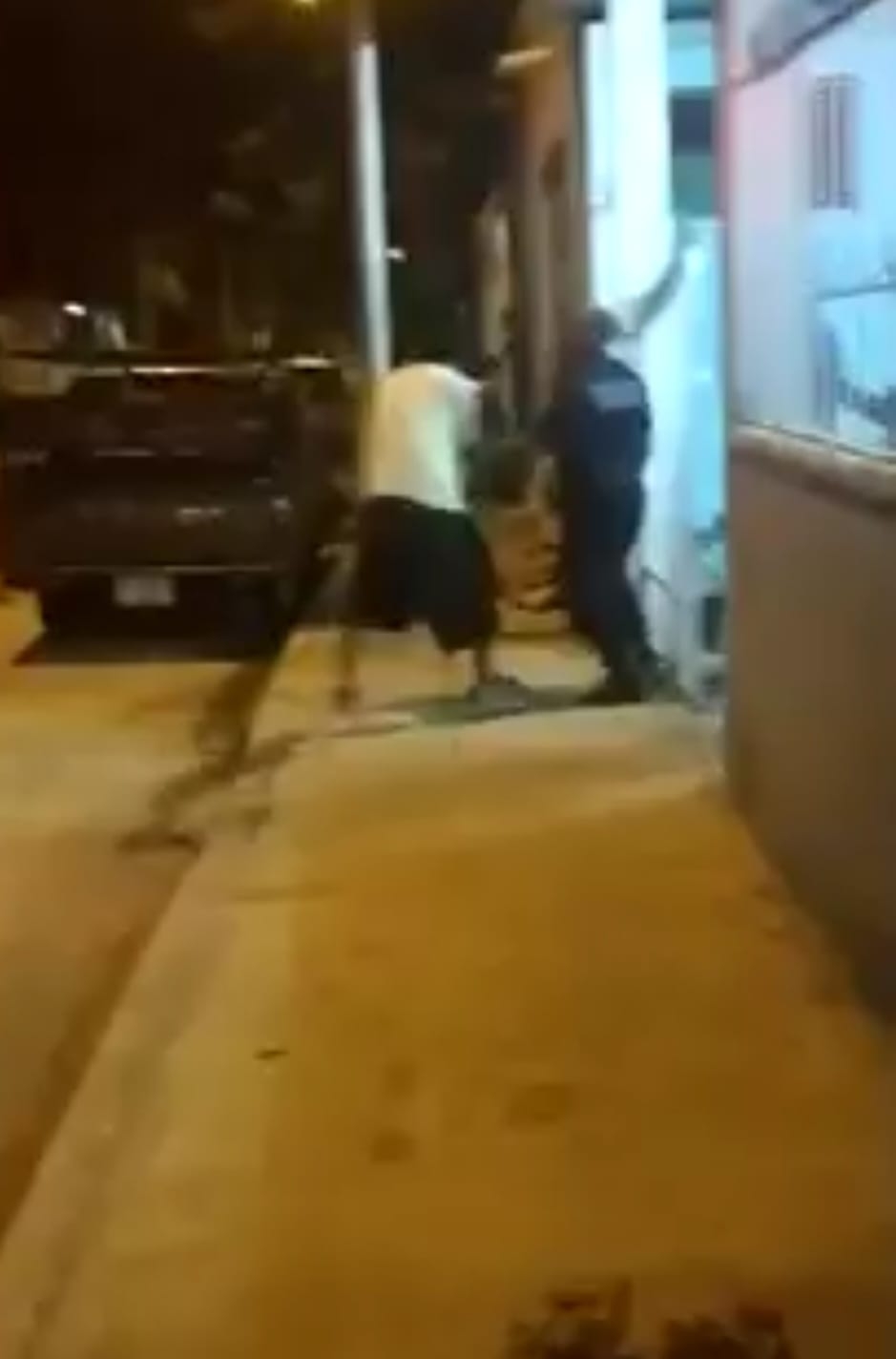 Policía de la SSP balea a un hombre en Mérida durante un pleito vecinal: VIDEO