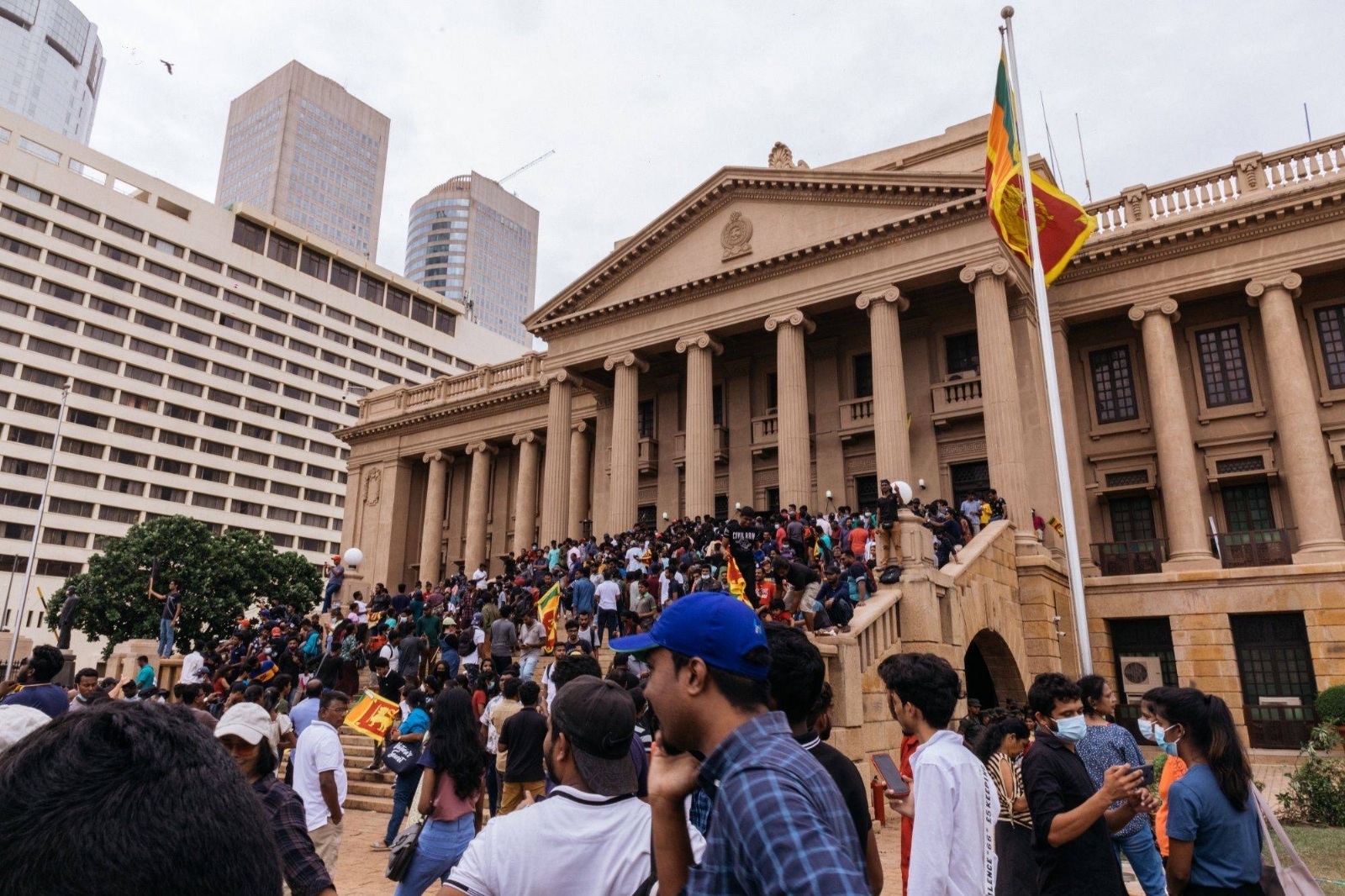 Manifestantes de Sri Lanka van en contra del Primer Ministro tras huida del Presidente