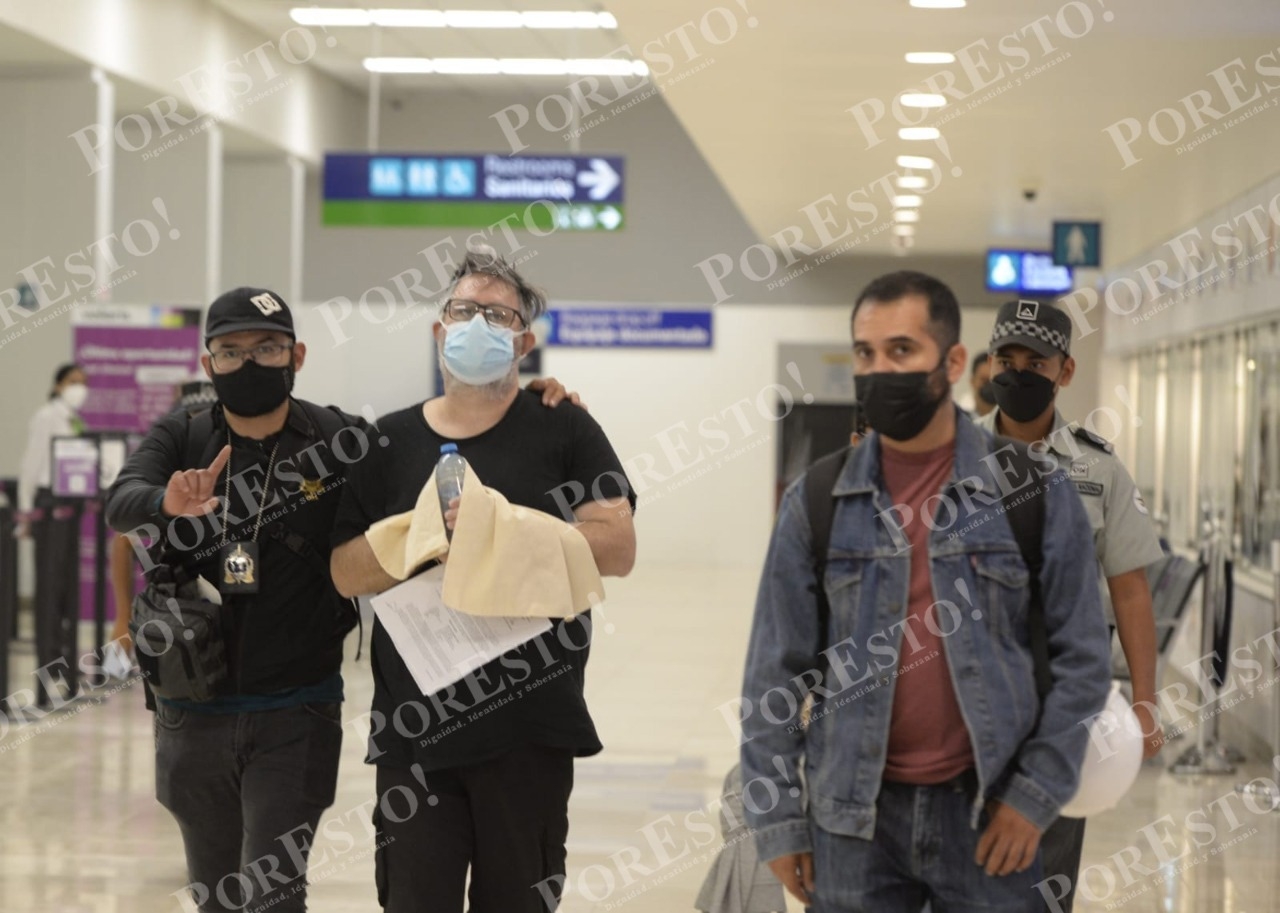 Agentes de la Interpol trasladan a detenido en Mérida a la CDMX en vuelo comercial