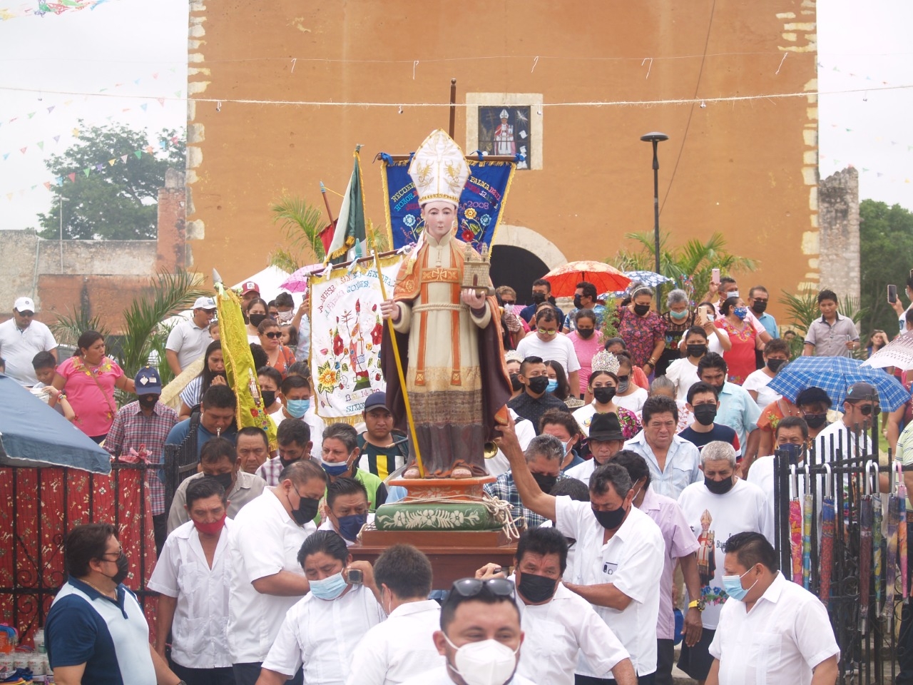A pesar de las altas temperaturas de este jueves, los cientos de devotos salieron en procesión