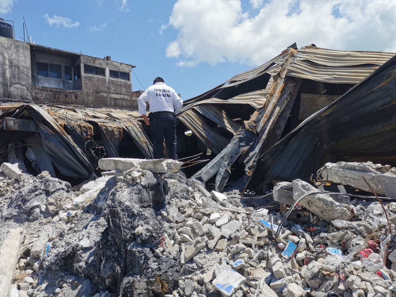 Protección Civil poco puede hacer para mitigar olores de tienda siniestrada en Ciudad del Carmen