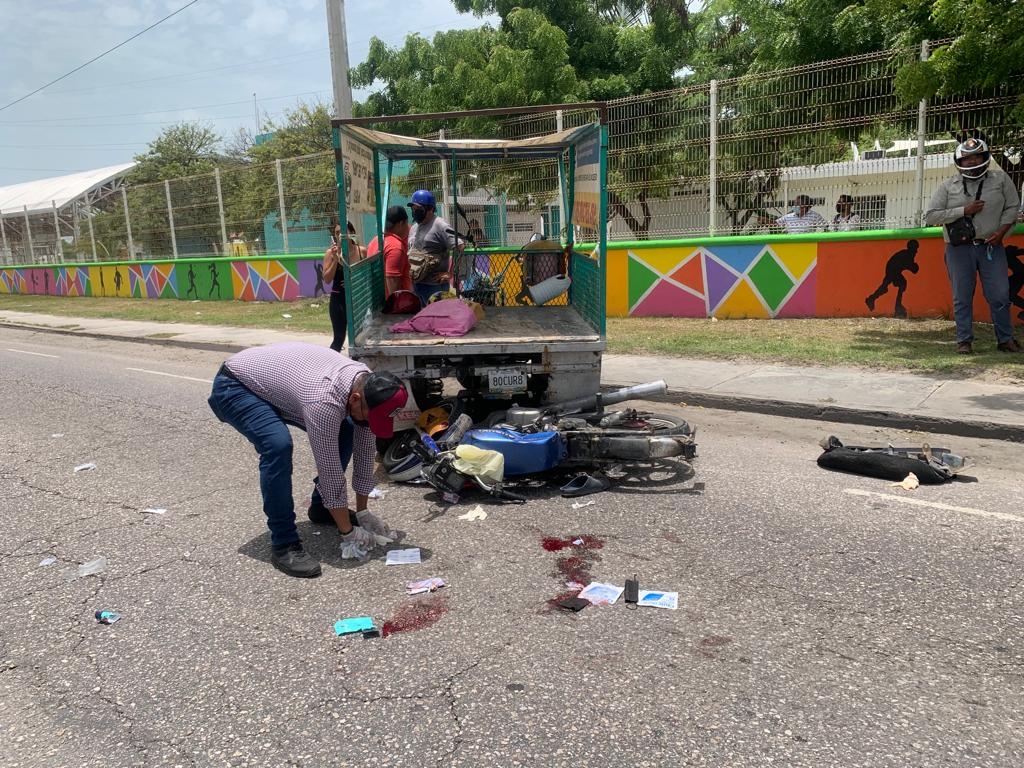 Ciudad del Carmen: Motociclista termina con el hueso expuesto tras chocar contra un motocarro
