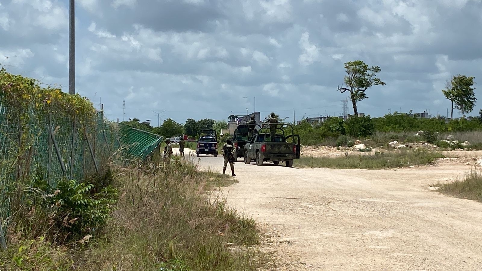 Militares vigilaron la zona en donde fue hallado el cuerpo de un hombre en estado de descomposición en Cancún