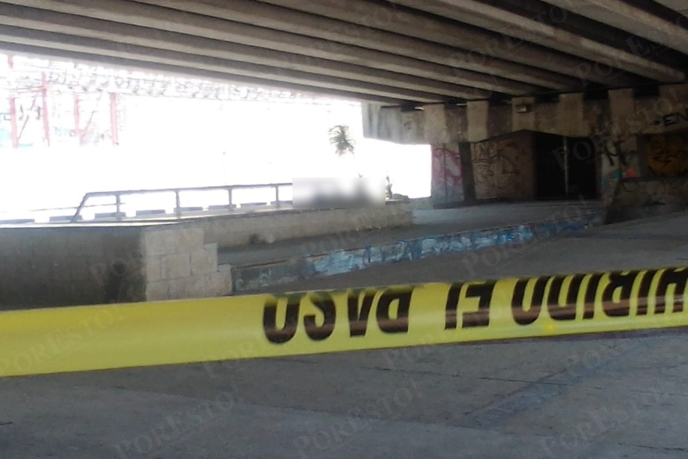 Hallan muerto a un indigente debajo de un puente vehicular en Playa del Carmen