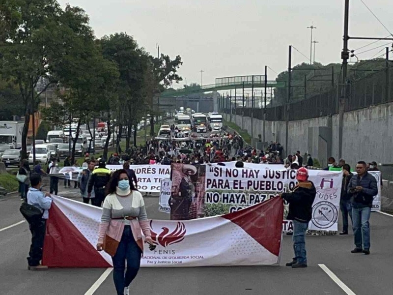 Integrantes del colectivo Frente Nacional de Izquierda Social del Estado de Puebla marchan hacia la Secretaría de Gobernación, en el centro de Ciudad de México