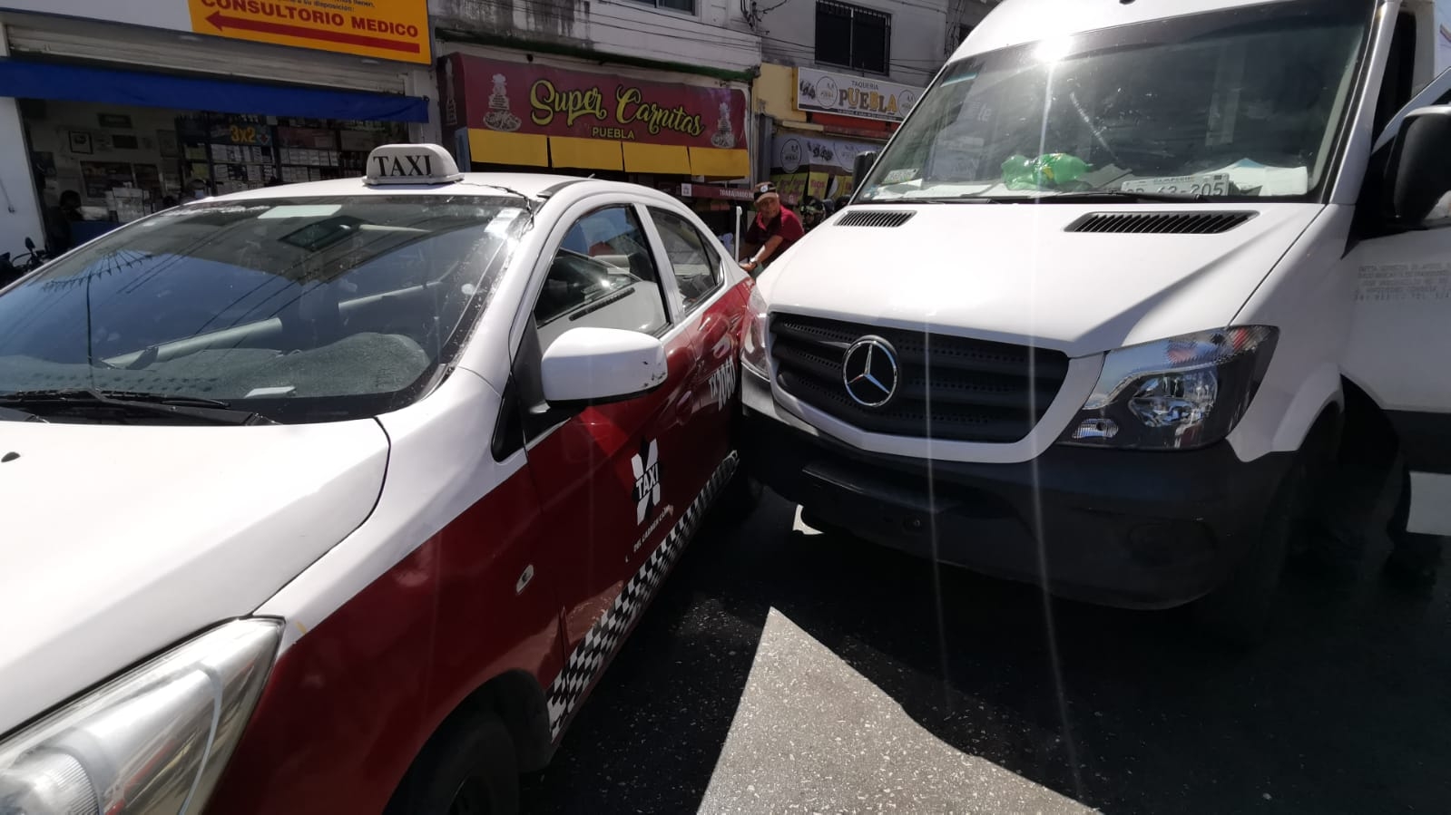 Choque entre un taxista y repartidor de Estafeta causan tráfico en Ciudad del Carmen