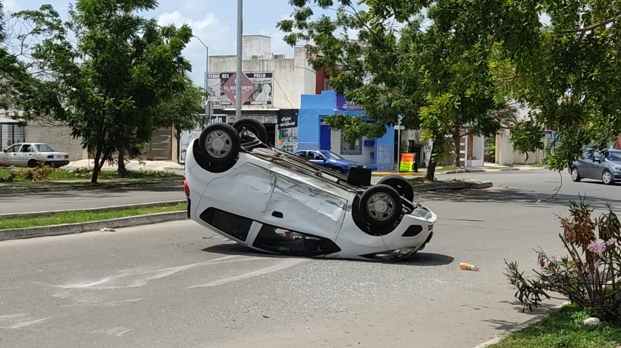 Mérida: Vuelca automóvil en Ciudad Caucel tras ser impactado por una camioneta