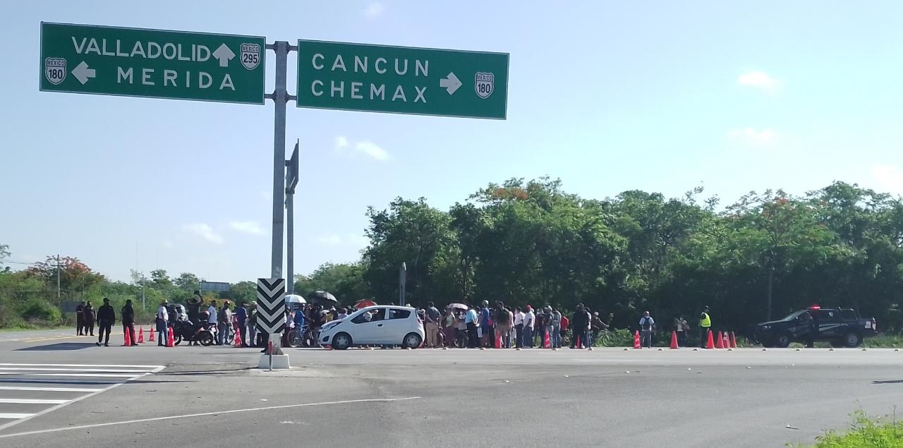Bloquean la carretera Mérida - Cancún para exigir construcción de pasos a desnivel