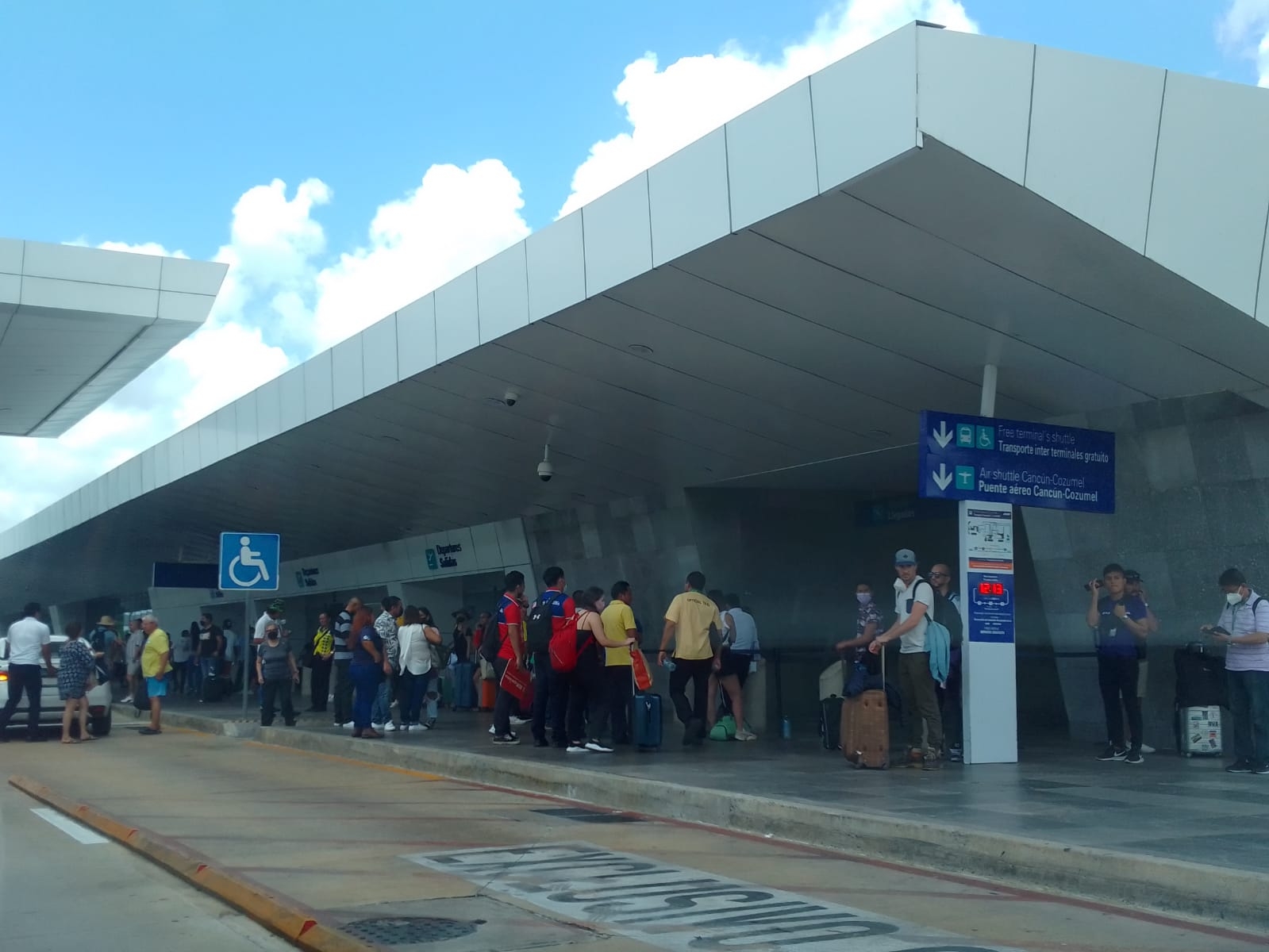 Cancelan vuelo directo a Bogotá en el aeropuerto de Cancún: VIDEO