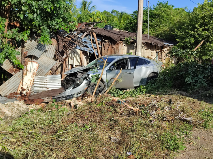 Conductor estrella vehículo contra una casa en Peto, Yucatán