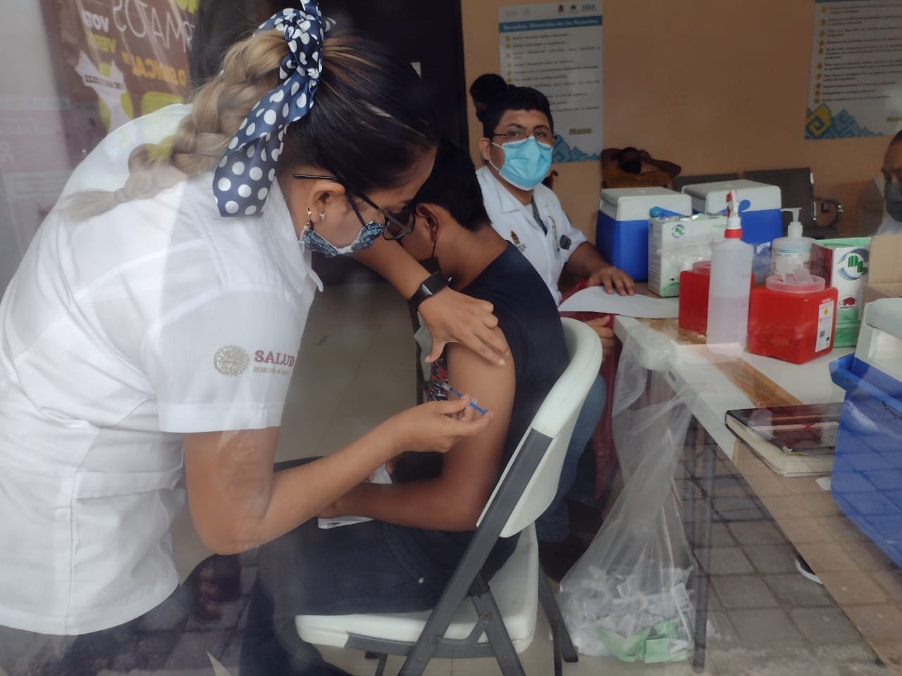 Los adolescentes que no recibieron su segunda dosis contra el coronavirus acuden al Hospital General de Carrillo Puerto para ser inmunizados