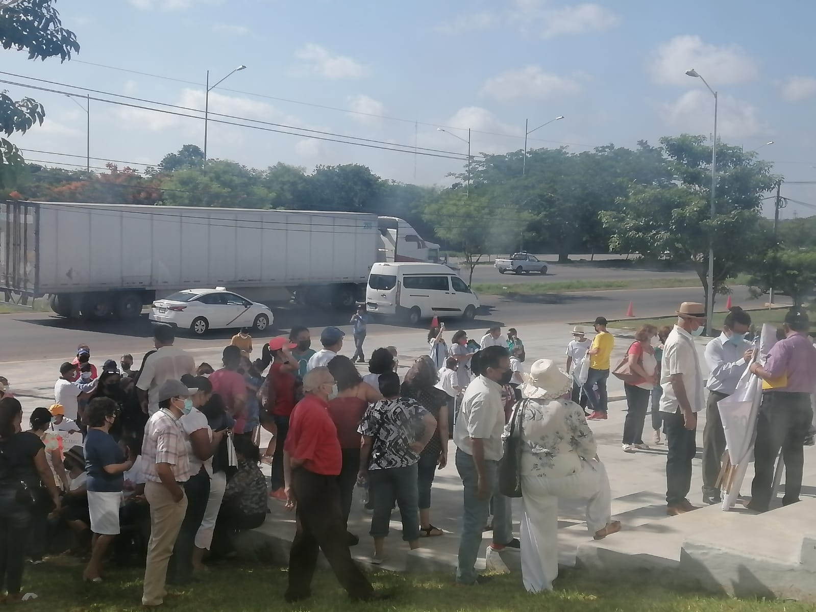 Trabajadores protestan afuera del Congreso de Yucatán contra Ley del ISSTEY: EN VIVO