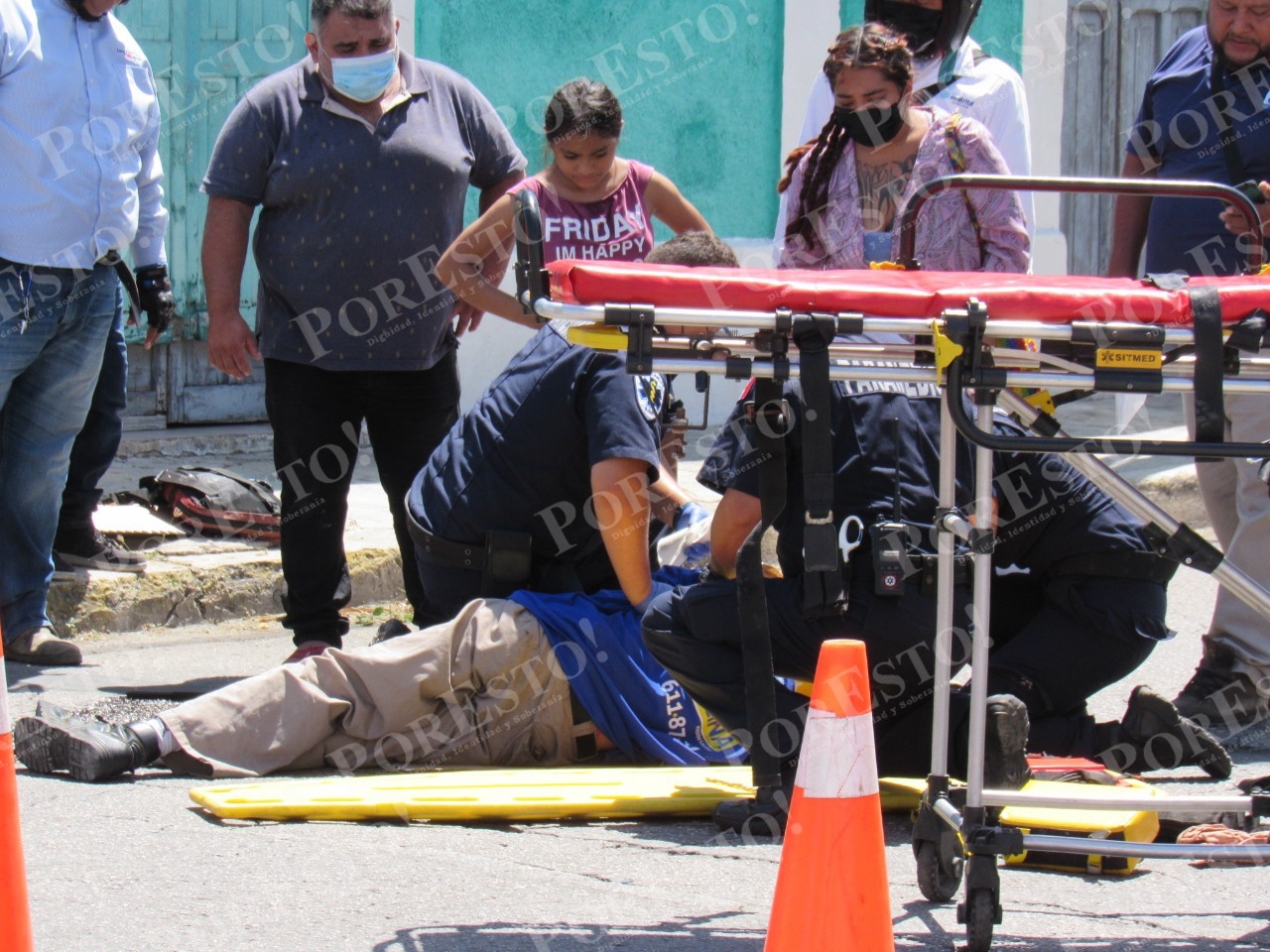 Mérida: Motociclista termina en el pavimento tras impactarse contra un automóvil