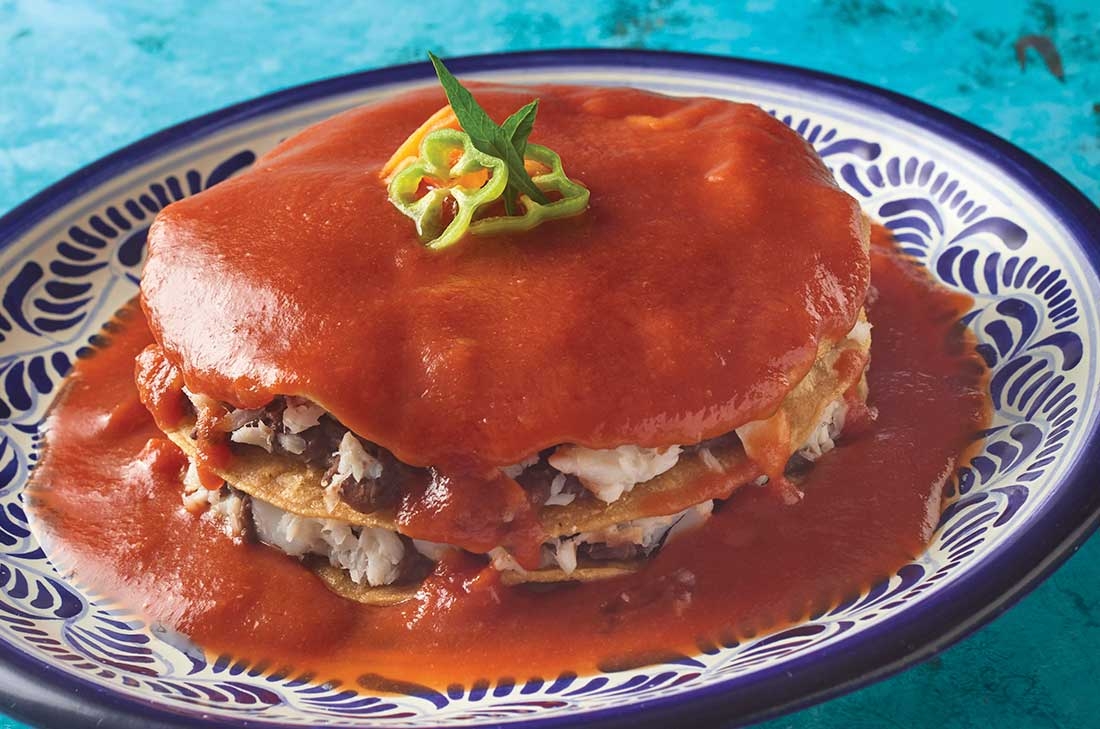 El Pan de Cazón contrario a su nombre, se elabora con base de tortillas, y bañado en una deliciosa salsa picosa de chile habanero