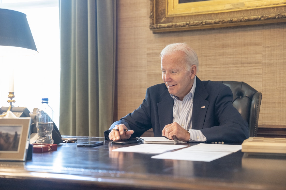 Joe Biden permanece aislado luego de su resultado positivo a COVID-19, pero sigue trabajando en asuntos de Estado