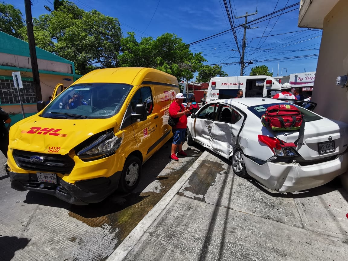 ¡Aparatoso! Camioneta DHL choca automóvil y lo proyecta contra una barda en Ciudad del Carmen