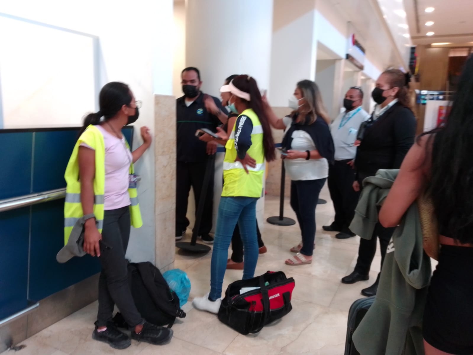 Cierre de baños en el aeropuerto de Cancún causa molestia a turistas: VIDEO