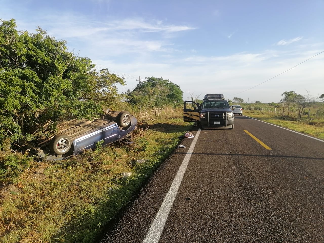 Conductor pierde el control y vuelca en la carretera Tizimín-Río Lagartos