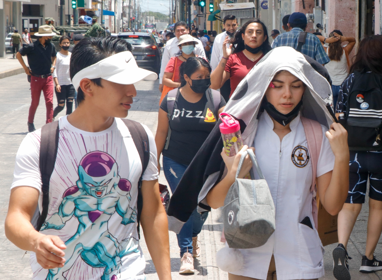 Los médicos sugieren utilizar ropa ligera y de colores claros, gorra o sombrero y lentes de Sol