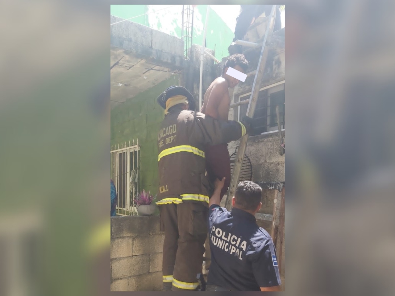 Bomberos impiden que un hombre se tire de un segundo piso en Playa del Carmen