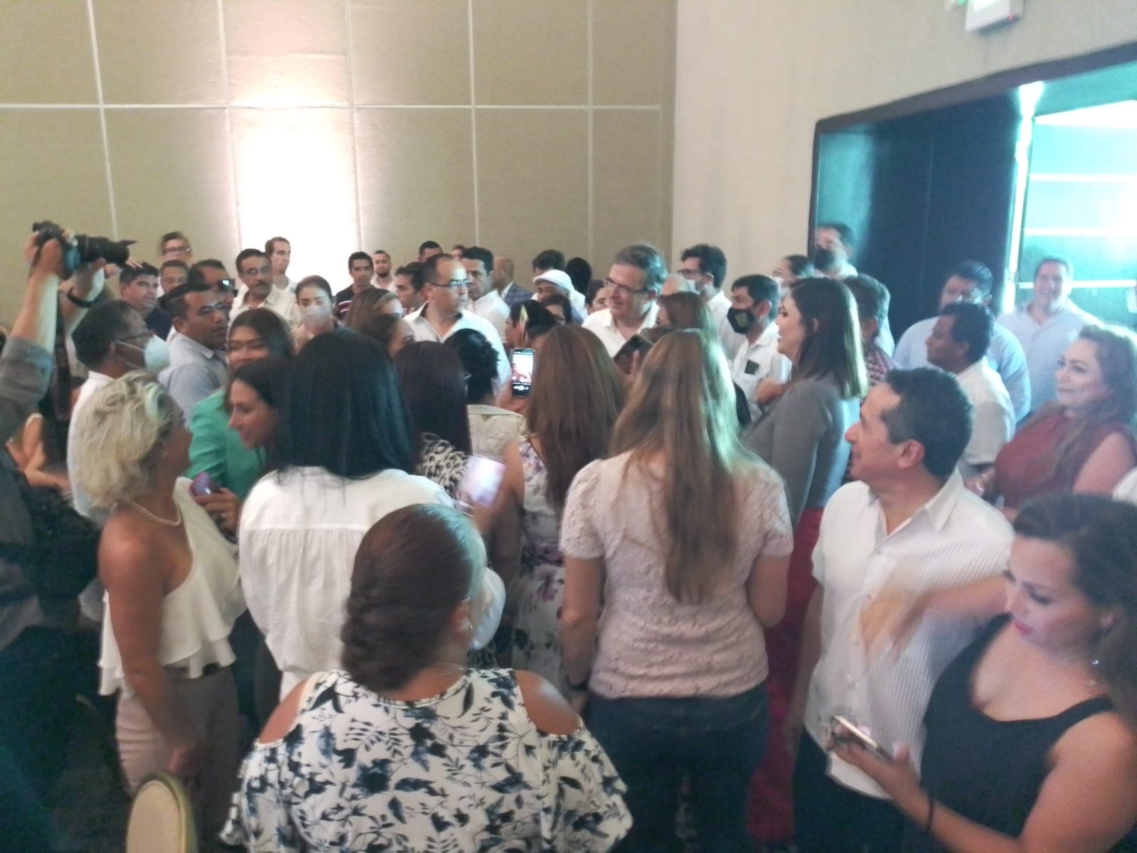 Marcelo Ebrard se reúne con empresarias en Quintana Roo