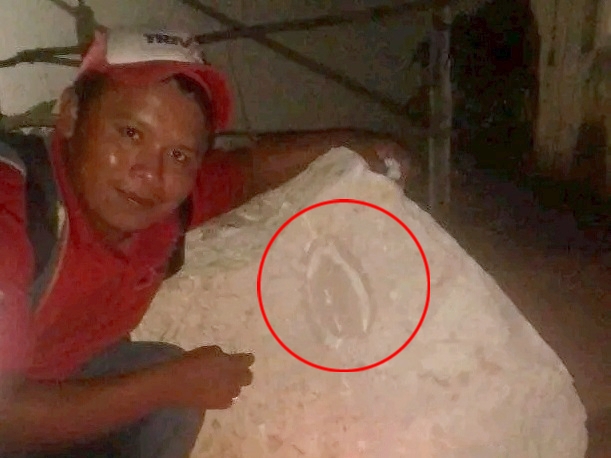 La figura fue descubierta en una piedra, por lo que le colocaron una veladora