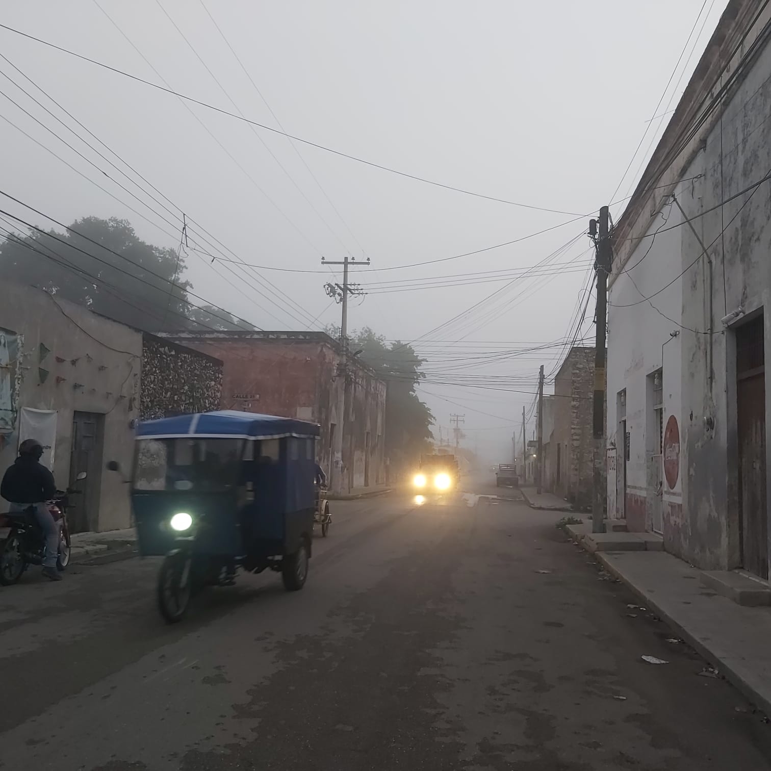 Desde muy temprano la neblina cubrió la ciudad, haciendo difícil el tránsito por las arterías