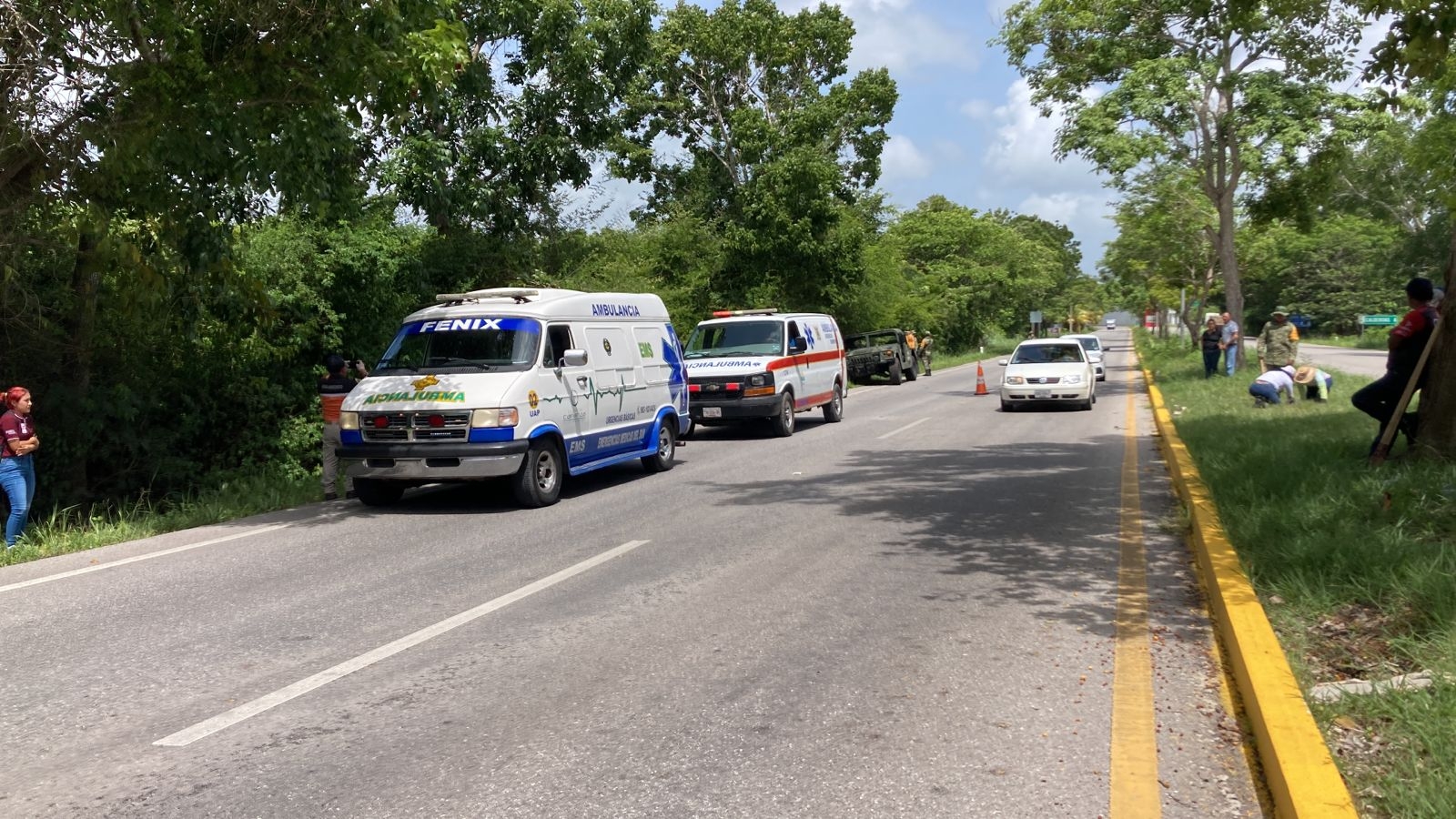 Una ambulancia acudió a la zona del accidente en la vía Chetumal-Bacalar, para atender a los lesionados tras el accidente de la Van