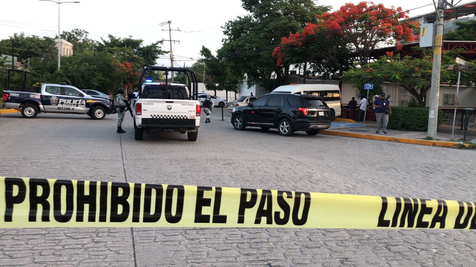 Atacan a balazos a un hombre afuera de las oficinas de Migración en Cancún
