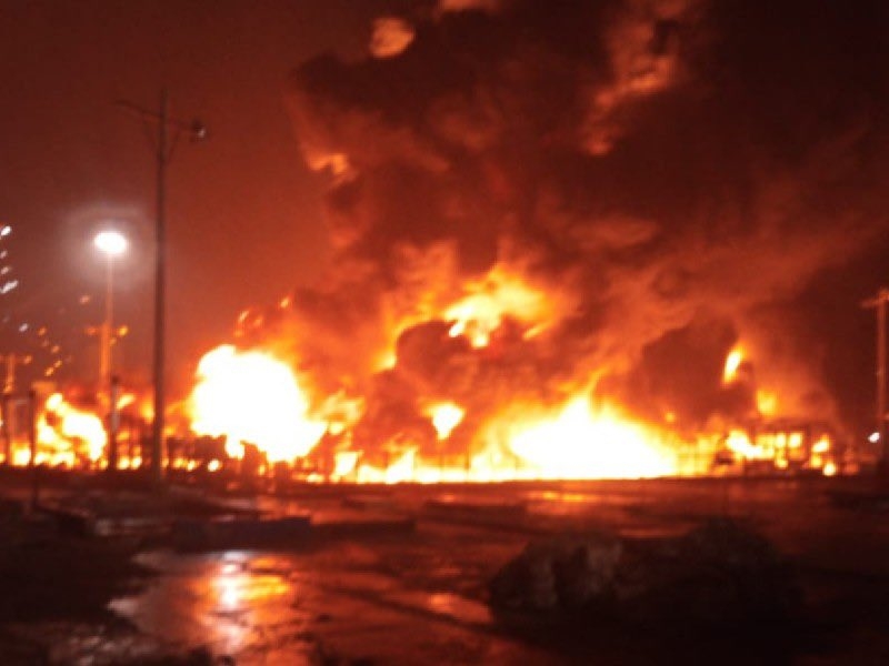 Rayo cae sobre refinería y provoca fuerte incendio en Tamaulipas dejando una persona muerta