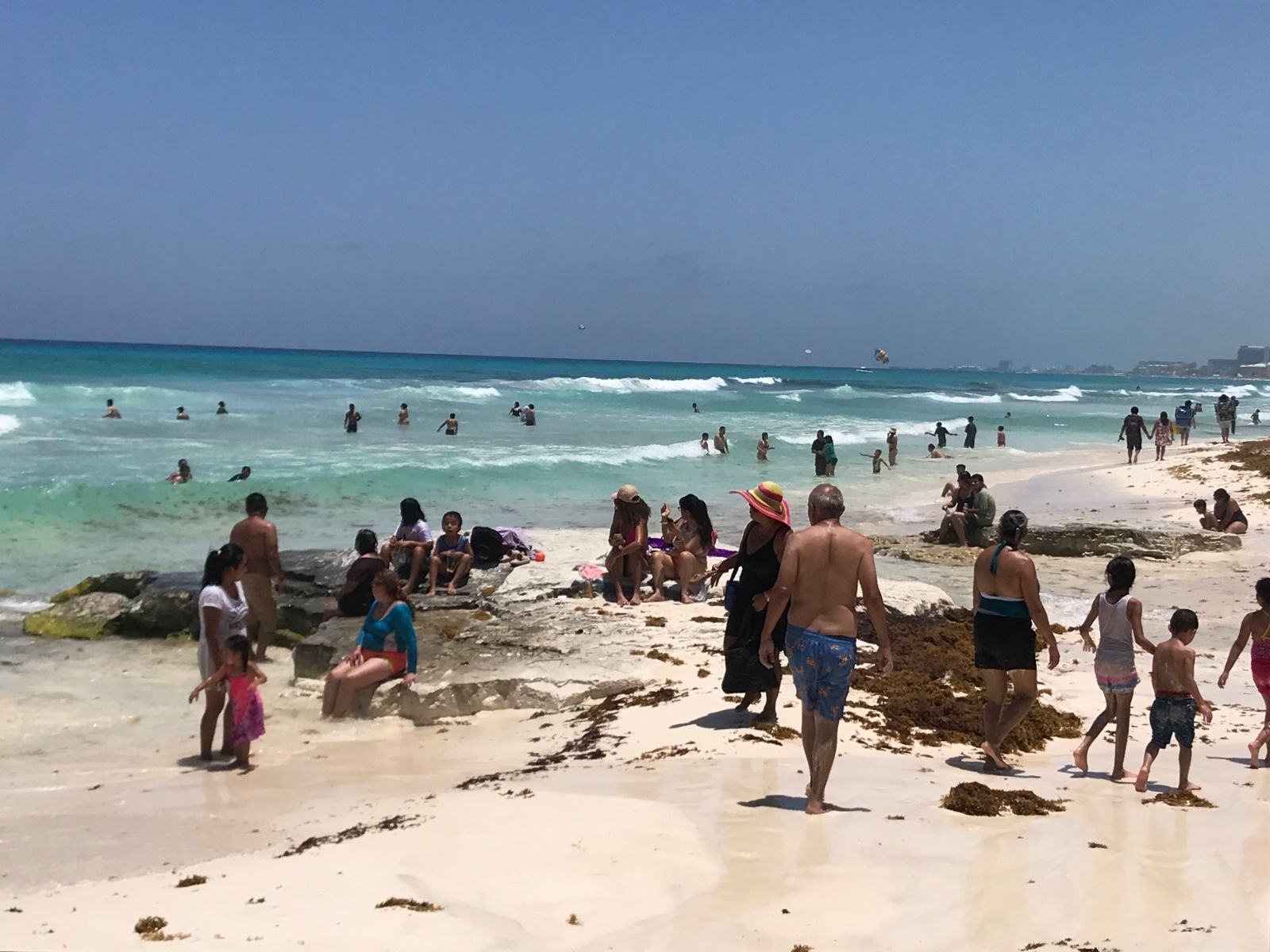 Cerca de 500 bañistas arriban a Playa Fórum en Cancún para disfrutar del sol y la arena: EN VIVO