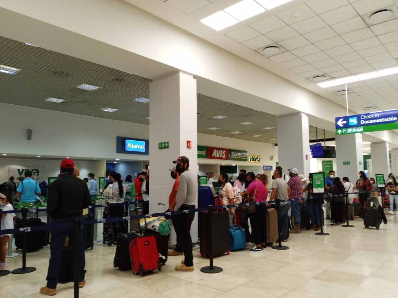 El Aeropuerto Internacional de Mérida registró filas en el módulo de VivaAerobus para realizar la documentación del equipaje tras la llegada adelantada del vuelo procedente de Monterrey