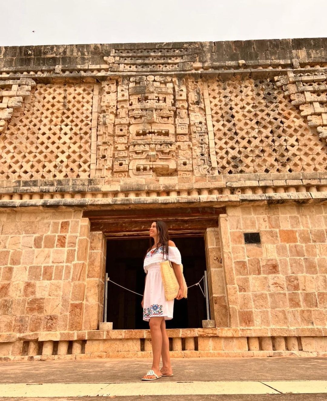 Paola Rojas queda maravillada en su visita en la zona arqueológica de Uxmal en Yucatán