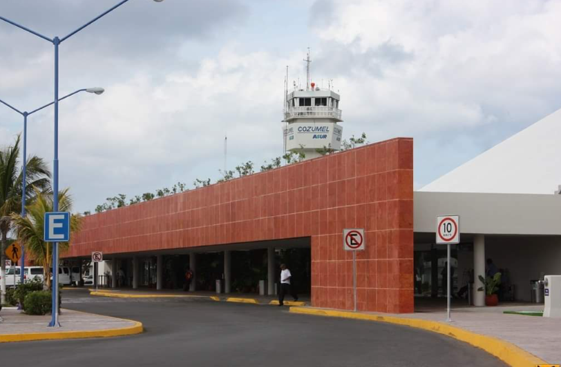 Resguardan a 145 migrantes haitianos en el Aeropuerto Internacional de Cozumel