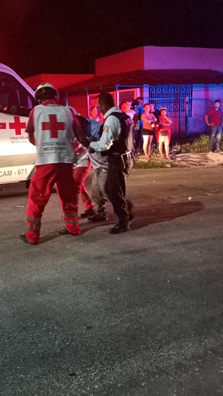 Motociclistas terminan lesionados tras ser impactados por una camioneta en Escárcega