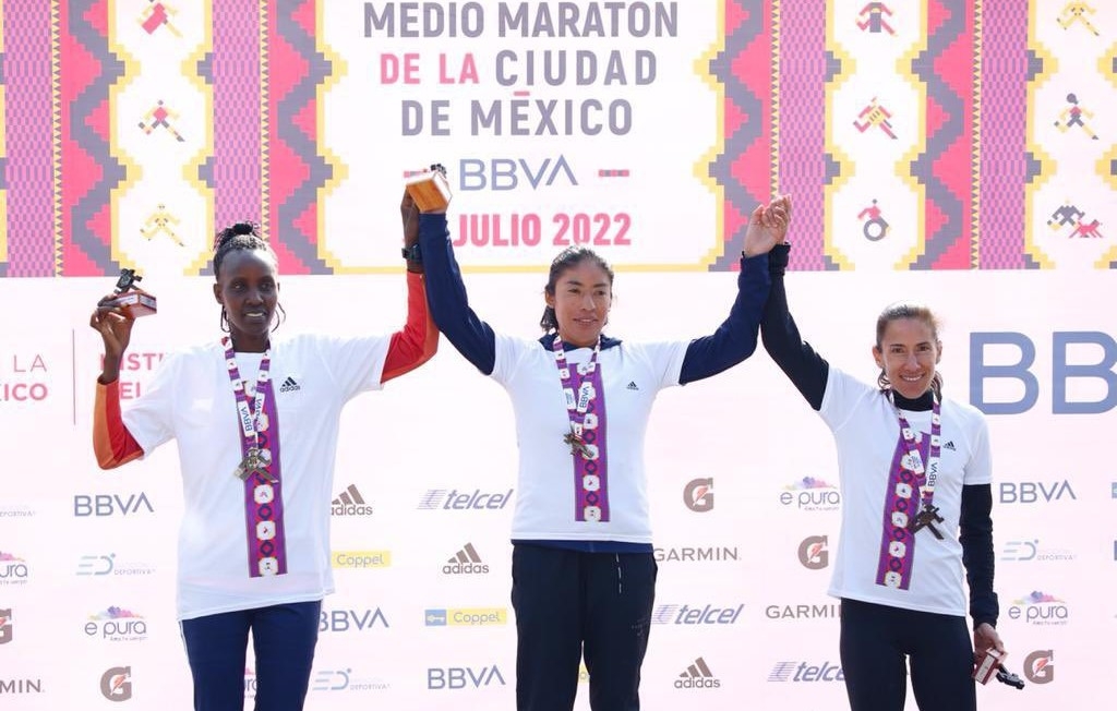 La mexicana quedó en primer lugar del Medio Maratón de la CDMX. Foto: @Claudiashein
